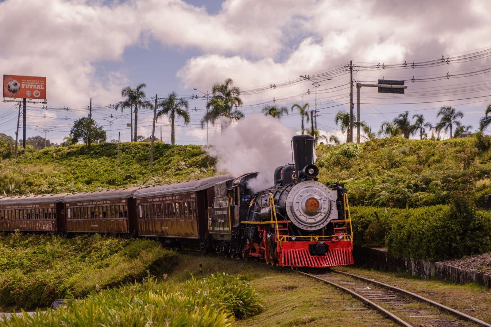 Maria Fumaça, o trem do vinho, chegando à estação em Gramado